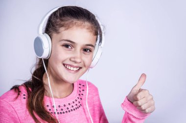 Müzik kadar başparmak ile gülümseyen kız.