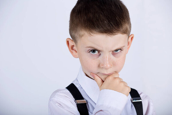 Думая о детском портрете маленького мальчика, глубоко задумавшегося о чем-то
