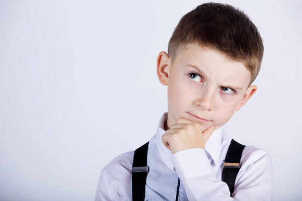 Думая о детском портрете маленького мальчика, глубоко задумавшегося о чем-то
 