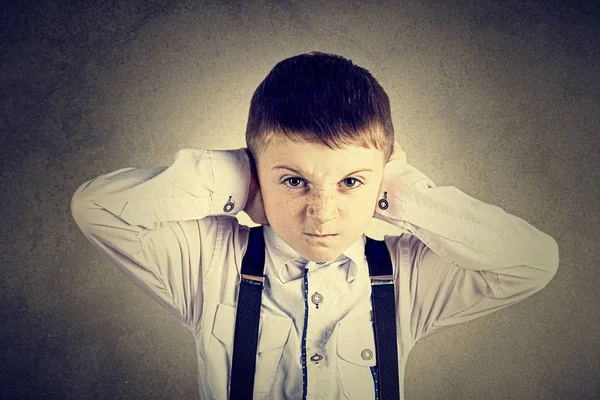Wütender, unglücklicher, gereizter kleiner Junge, der die Ohren bedeckt — Stockfoto