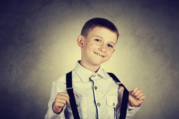 Улыбающийся мальчик держит брекеты . — стоковое фото
