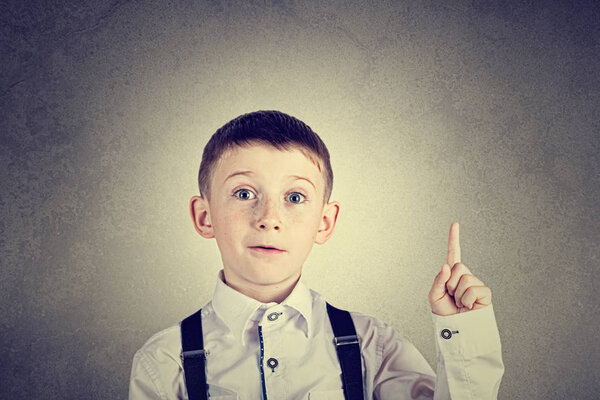 Указывая на маленького мальчика
