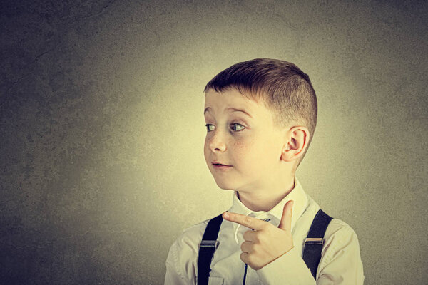 Указывая на правого мальчика
