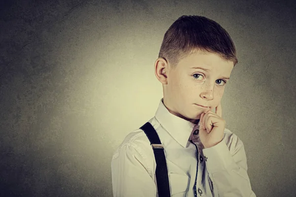 Pensando criança-Retrato de um menino pensando profundamente sobre algo — Fotografia de Stock