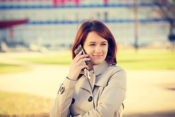 Souriant jeune étudiante parlant sur téléphone portable — Photo