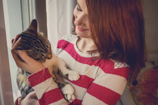 Animais de estimação Care.Young mulher segurando gato em casa . — Fotografia de Stock