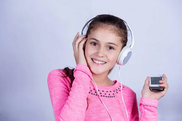 Uśmiechnięte dziewczyny trochę muzyki w słuchawkach w domu relaks — Zdjęcie stockowe