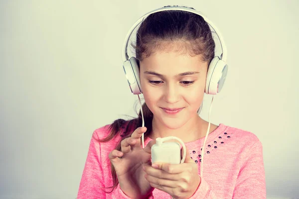 Uśmiechający się mały dziewczyna korzystających muzyki w słuchawkach — Zdjęcie stockowe