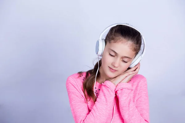 Relaksujący marzy dziewczynka słuchanie muzyki w słuchawkach w domu — Zdjęcie stockowe
