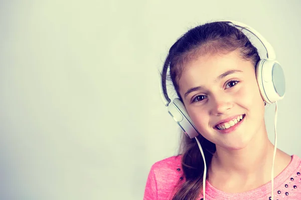 Uśmiechnięte dziewczyny trochę muzyki w słuchawkach w domu relaks — Zdjęcie stockowe