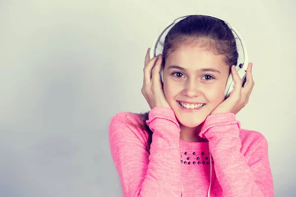 Mała dziewczynka słuchanie muzyki w słuchawkach w domu relaks — Zdjęcie stockowe