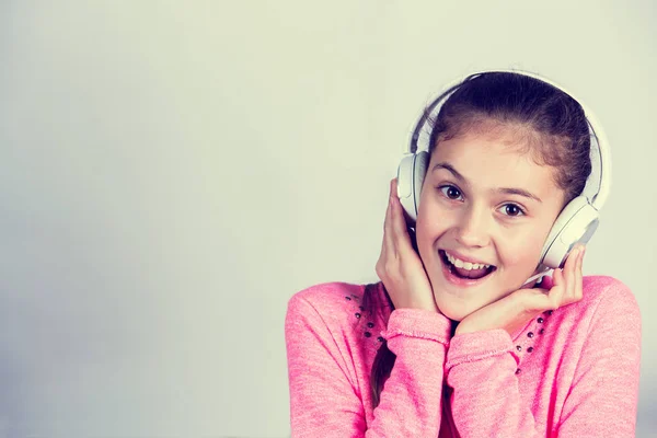 Mała dziewczynka słuchanie muzyki w słuchawkach w domu relaks — Zdjęcie stockowe