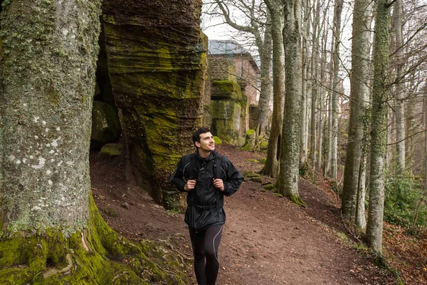 Young Man, Student wandelen in het bos. — Stockfoto