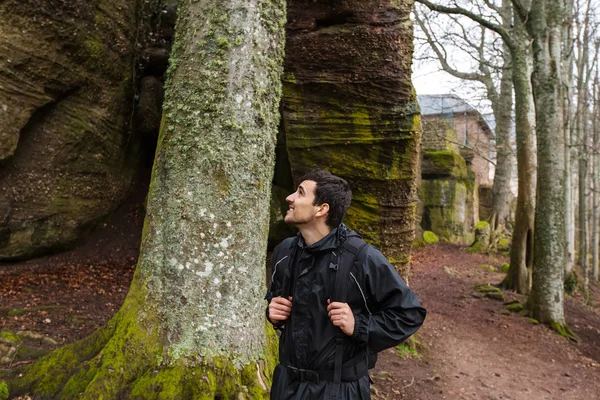 Young Man, Student wandelen in het bos. — Stockfoto