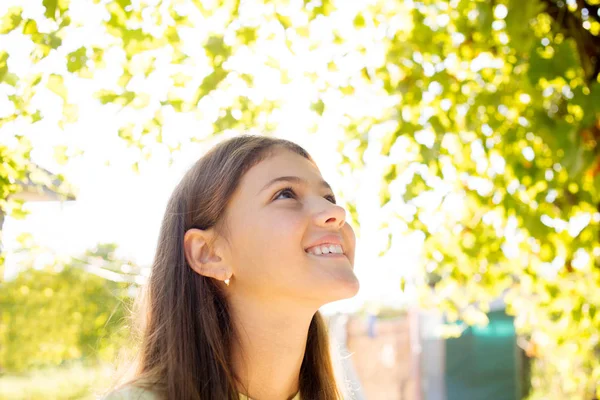 Little girl in enjoying sunshine light — Stock Photo, Image