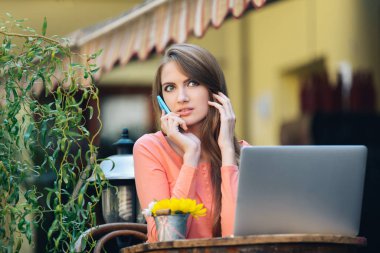 Cep telefonu üzerinde konuşurken genç çekici kız