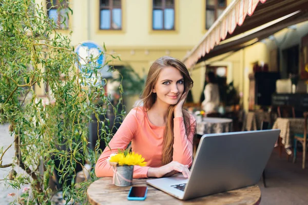 Yalnız kafede oturan genç çekici kız