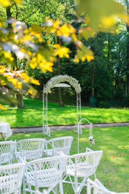 Düğün yolu ve yeni evliler için süslemeler