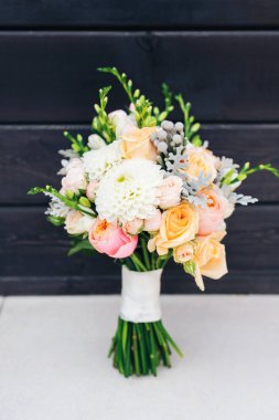 Düğün buketi peonies, koyu arka plan üzerinde gül ile