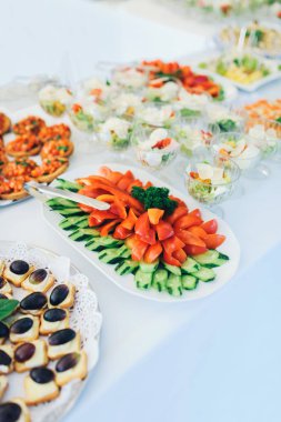 Tablo kümesi ve bir düğün için salata