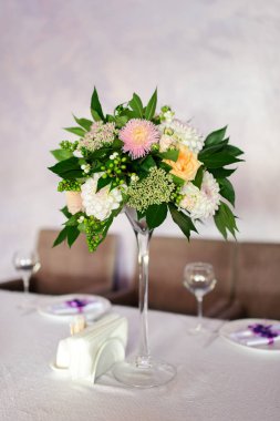Tablo zarif restoran güzel çiçeklerle süslenmiş