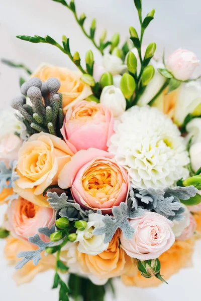 Bouquet de mariage avec pivoines, roses sur fond blanc — Photo