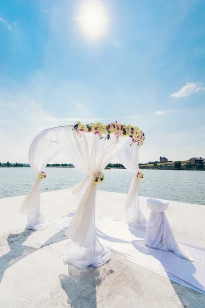 Lugar bonito perto do lago decorado para a cerimônia de casamento — Fotografia de Stock