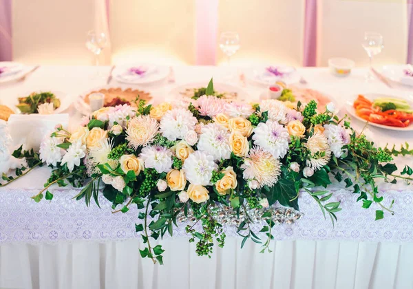 Díszített gyönyörű virágok, az elegáns étteremben táblázat — Stock Fotó
