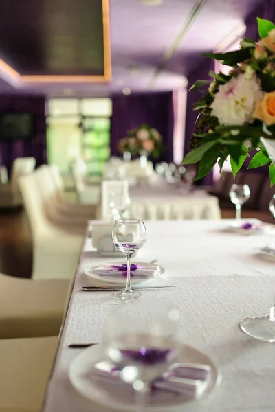 Tabel met prachtige bloemen in het elegante restaurant ingericht — Stockfoto