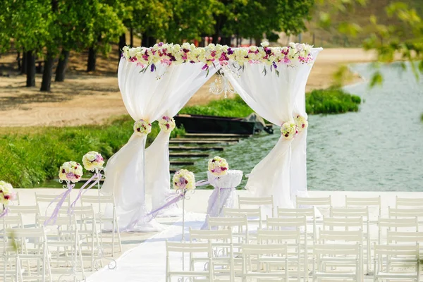Место у озера украсили к свадебной церемонии — стоковое фото