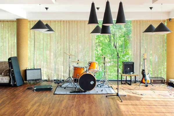 Müzik aletleri. Elektro gitar, bateri