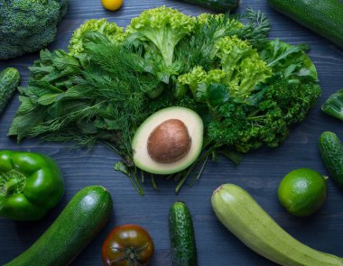 Avokado ve sebze ile kompozisyon