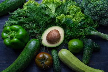 Avokado ve sebze ile kompozisyon