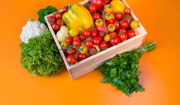 Contexte alimentaire biologique Légumes dans le panier — Photo