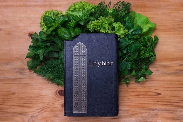 Composition avec salade et bible — Photo