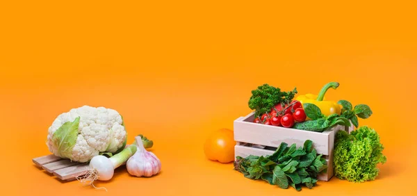 Contexte alimentaire biologique Légumes dans le panier — Photo