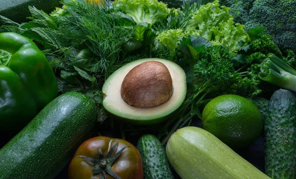 Composition avec avocat et légumes — Photo