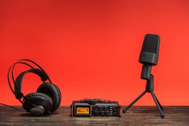 ekipman alan radyo sinyalleriyle iletilen kırmızı zemin üzerine yazmak için. USB mikrofon, yazmak ve kulaklıklar