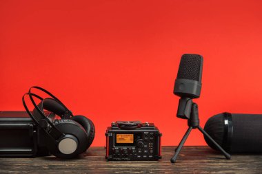 ekipman alan radyo sinyalleriyle iletilen kırmızı zemin üzerine yazmak için. USB mikrofon, kaydedici, kulaklık, taşınabilir durumda ve ön cam