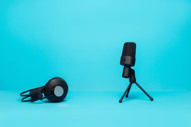 ekipman radyo sinyalleriyle iletilen mavi zemin üzerine yazmak için. Kulaklık ve mikrofon.