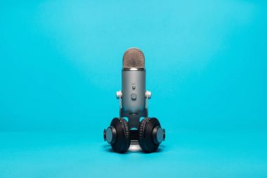 ekipman radyo sinyalleriyle iletilen mavi zemin üzerine yazmak için. Kulaklık ve mikrofon.