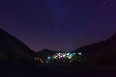 Dağ köyü, Atlas Dağları, Afrika'nın gece görünümü. Yıldızlı gece gökyüzü.