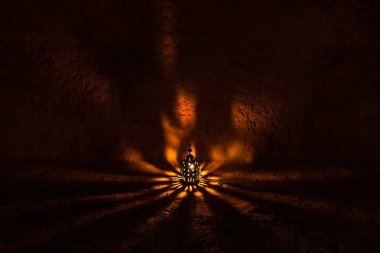 İçinde belgili tanımlık geçmiş güzel ışıkları ile Arapça lamba. Vintage fener