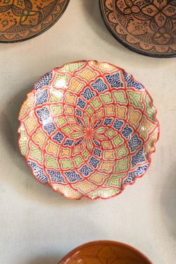 Geleneksel Arapça Marakeş, Fas, Afrika pazarında satışa renkli bir şekilde dekore edilmiş seramik el işi,