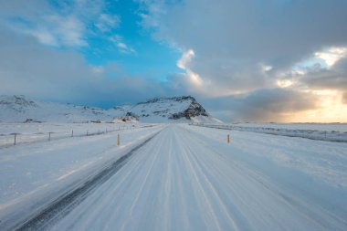 Karayolu kış İzlanda sabah etrafında. Adventures Dağları'nda yol