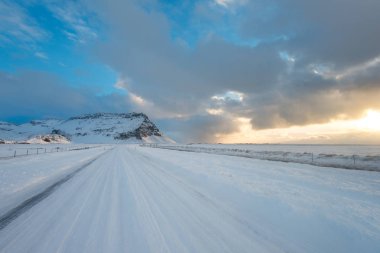 Karayolu kış İzlanda sabah etrafında. Adventures Dağları'nda yol