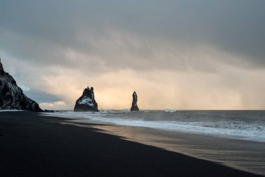 Reynisfjara siyah kum plaj ve Dyrholaey promontory İzlanda, Vik Güney sahil'dan mount Reynisfjall