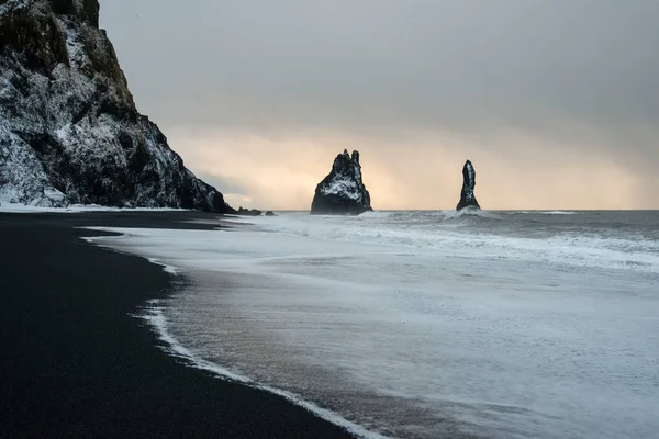 Schwarzer Sandstrand Von Reynisfjara Und Der Berg Reynisfjall Vom Dyrholaey — Stockfoto