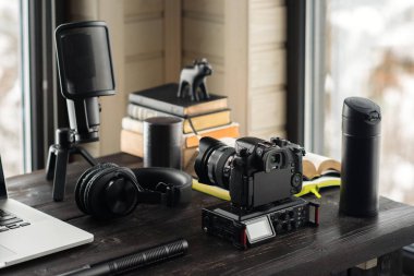 Ses / Video düzenleme çalışma alanı office dağ manzaralı. Fotoğraf ve videografisi donanımları.