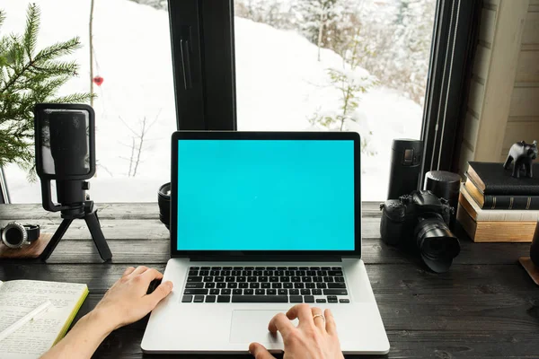 Ses / Video düzenleme çalışma alanı office dağ manzaralı. Fotoğraf ve videografisi donanımları.